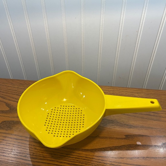 Vintage Tupperware 1 qt Yellow Collander  Strainer with Double Pour Spout 1200-7 - Picture 1 of 7